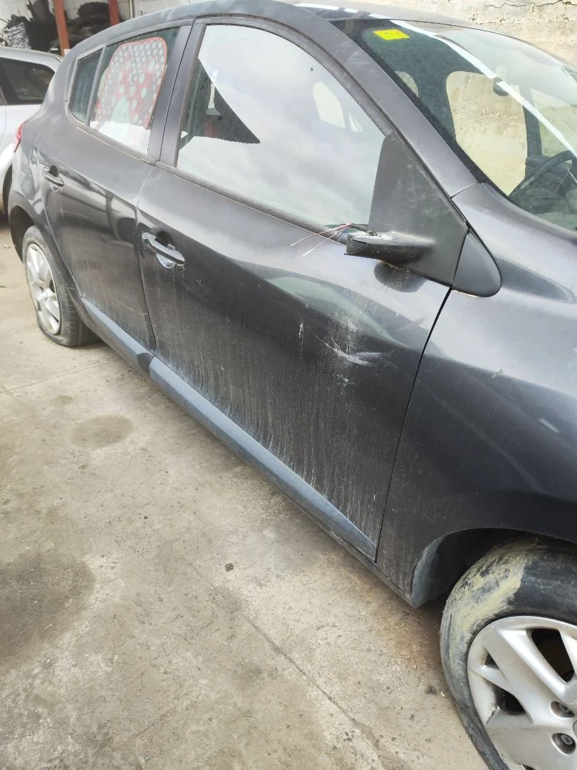 Foto de PUERTA DELANTERA DERECHA RENAULT MEGANE III BERLINA 5P 1.5 dCi Diesel FAP (110 CV / 81 KW) referencia 801009742R