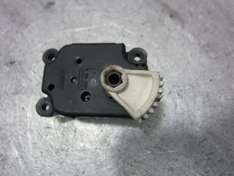 Foto de MOTOR APERTURA TRAMPILLA JAGUAR X-TYPE 3.0 V6 24V CAT (230 CV / 169 KW) referencia 1S7H19E616AA