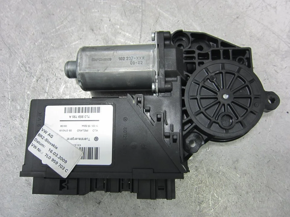 Foto de MOTOR ELEVALUNAS TRASERO IZQUIERDO PORSCHE CAYENNE (TIPO 9PA1) referencia 7L0959795A