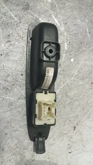 Foto de MANDO ELEVALUNAS TRASERO DERECHO RENAULT CLIO IV GRANDTOUR 0.9 Energy (90 CV / 66 KW) referencia 829507217R foto 3
