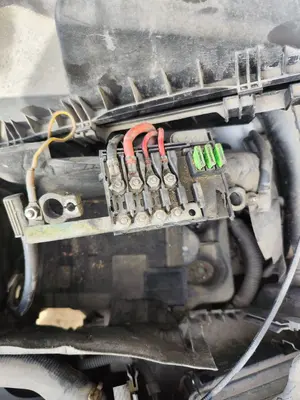 Foto de CAJA RELES / FUSIBLES SEAT LEON (1M1) 1.6  (101 CV / 74 KW)