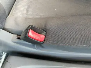 Foto de ENGANCHE CINTURON DELANTERO IZQUIERDO NISSAN ALMERA TINO (V10M) 1.8 16V CAT (114 CV / 84 KW)