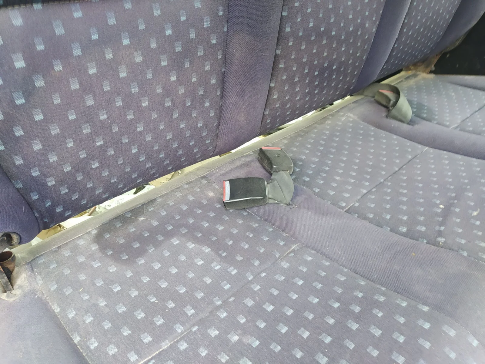 Foto de ENGANCHE CINTURON TRASERO DERECHO PEUGEOT EXPERT FURGÓN COMFORT (1995) 2.0 HDi (109 CV / 80 KW)