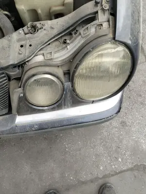 Foto de FARO IZQUIERDO MERCEDES-BENZ CLASE E (BM 210) BERLINA 2.9 Turbodiesel CAT (129 CV / 95 KW) referencia A210820036164 foto 2