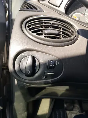 Foto de MANDO LUCES FORD FOCUS BERLINA (CAK) 1.6 16V CAT (101 CV / 74 KW) referencia 1145990