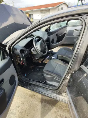 Foto de GOMAS CONTORNO PUERTA RENAULT CLIO III 1.2 16V (75 CV / 55 KW)