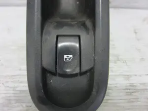 Foto de MANDO ELEVALUNAS DELANTERO DERECHO RENAULT CLIO III 1.5 dCi Diesel (68 CV / 50 KW) referencia 8200356517 foto 2