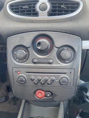 Foto de SISTEMA AUDIO / RADIO CD RENAULT CLIO III 1.2 16V (75 CV / 55 KW)