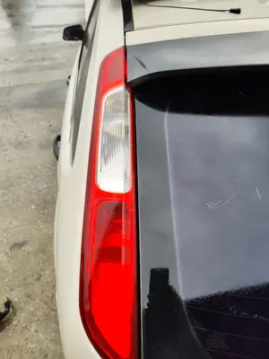 Foto de PILOTO TRASERO IZQUIERDO FORD FOCUS BERLINA (CAP) 1.6 TDCi CAT (90 CV / 66 KW)