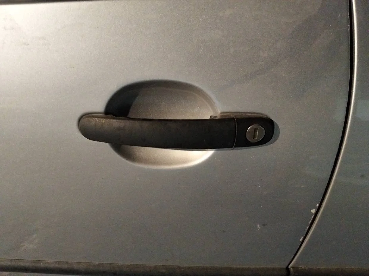 Foto de MANETA EXTERIOR DELANTERA IZQUIERDA VOLKSWAGEN GOLF IV BERLINA (1J1)(10.1997)