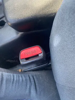 Foto de ENGANCHE CINTURON DELANTERO IZQUIERDO NISSAN ALMERA (N15) 2.0 Diesel (75 CV / 55 KW)
