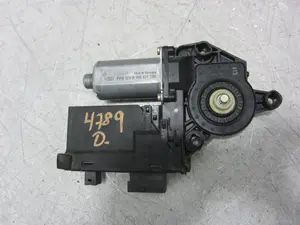 Foto de MOTOR ELEVALUNAS DELANTERO DERECHO PEUGEOT 307 BREAK / SW (S1)(04.2002) 1.6 HDi (109 CV / 80 KW) referencia 9634457480 foto 3