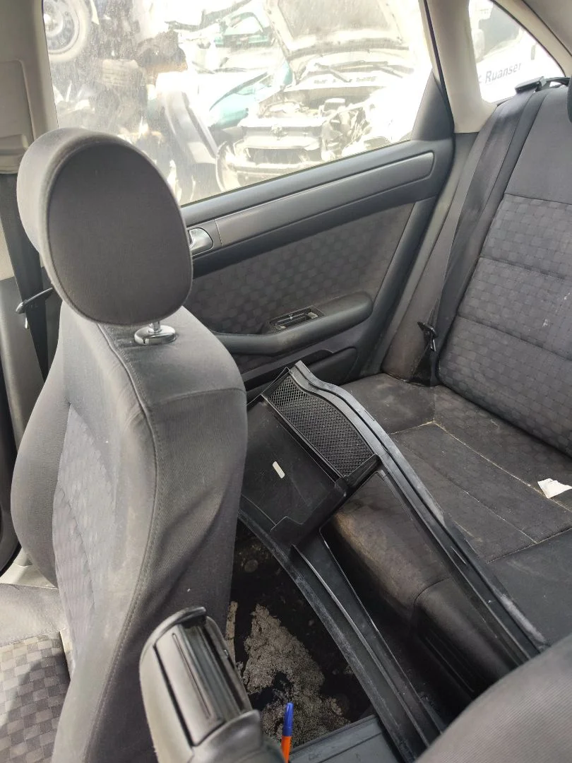 Foto de GUARNECIDO PUERTA TRASERA DERECHA AUDI A6 BERLINA (4B2) 2.5 V6 24V TDI (180 CV / 132 KW) referencia 4B0867304A FKZ