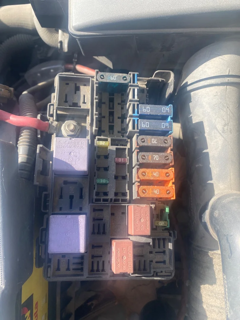 Foto de CAJA RELES / FUSIBLES RENAULT LAGUNA II (BG0) 2.0 (135 CV / 99 KW)