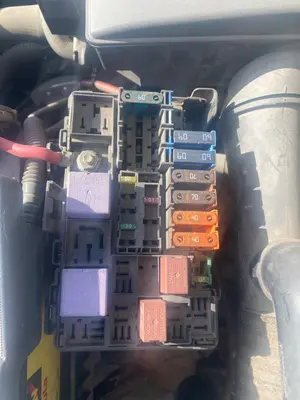 Foto de CAJA RELES / FUSIBLES RENAULT LAGUNA II (BG0) 2.0  (135 CV / 99 KW)