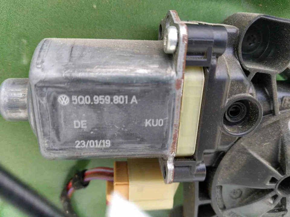 Foto de MOTOR ELEVALUNAS TRASERO DERECHO PORSCHE MACAN (95BA) referencia 5Q0959802A