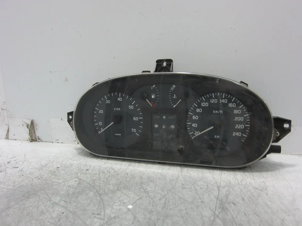 Foto de CUADRO INSTRUMENTOS RENAULT MEGANE I FASE 2 CLASSIC (LA...) 1.4 16V (95 CV / 70 KW) referencia 8200066929