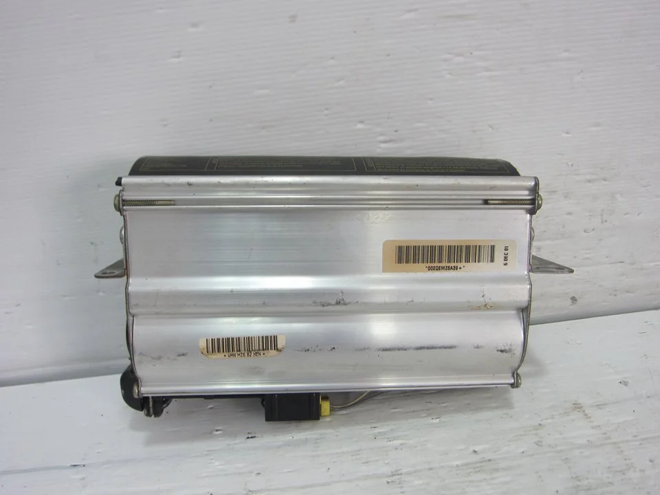 Foto de AIRBAG DELANTERO DERECHO VOLKSWAGEN GOLF IV BERLINA (1J1)(10.1997) 1.6 16V (105 CV / 77 KW) referencia 1828101473