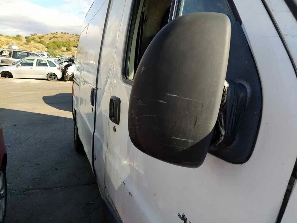 Foto de RETROVISOR DERECHO CITROEN JUMPER FURGÓN GRAN VOLUMEN 2.2 HDI CAT (101 CV / 74 KW)