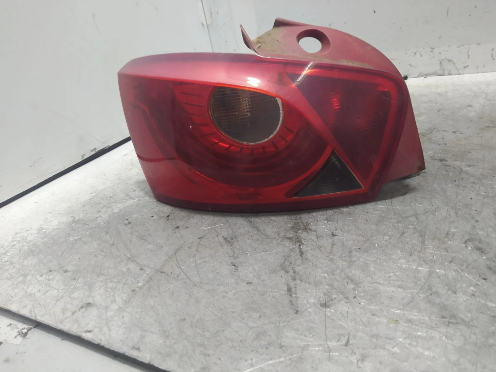Foto de PILOTO TRASERO IZQUIERDO SEAT IBIZA BERLINA (6J5) 1.4 TDI (80 CV / 59 KW)