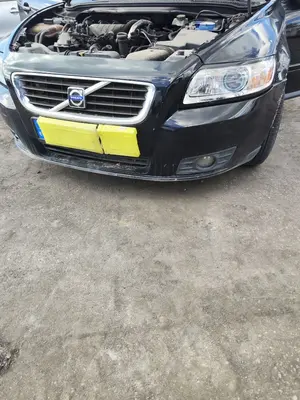 Foto de PARAGOLPES DELANTERO VOLVO V50 FAMILIAR 2.0 Diesel CAT (136 CV / 100 KW) foto 4