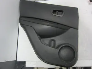 Foto de GUARNECIDO PUERTA TRASERA IZQUIERDA NISSAN QASHQAI (J10) 2.0 dCi Turbodiesel CAT (150 CV / 110 KW) referencia 82977JD900