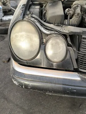 Foto de FARO DERECHO MERCEDES-BENZ CLASE E (BM 210) BERLINA 3.0 Diesel CAT (136 CV / 100 KW) referencia A2108200461