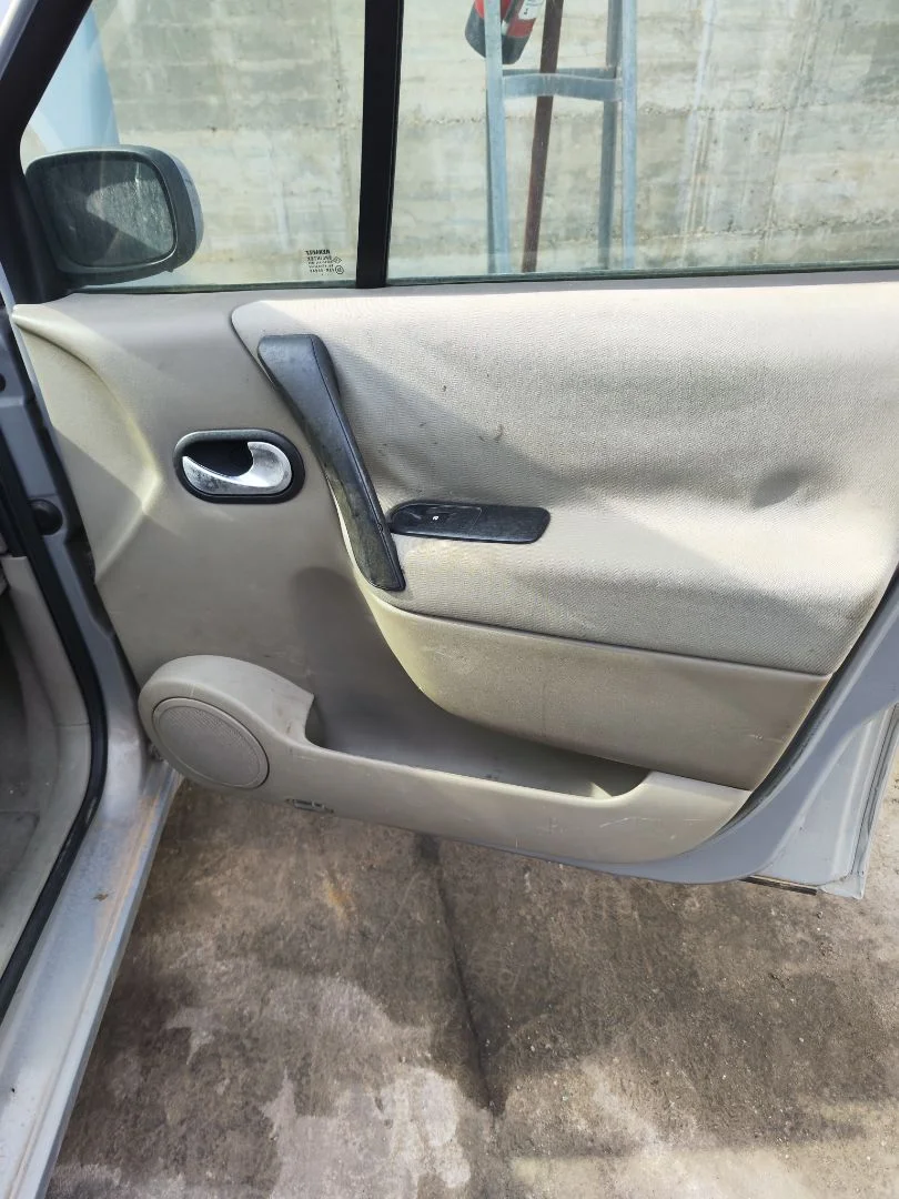 Foto de GUARNECIDO PUERTA DELANTERA DERECHA RENAULT SCENIC II (JM) 1.9 dCi Diesel (120 CV / 88 KW) referencia 7701056914