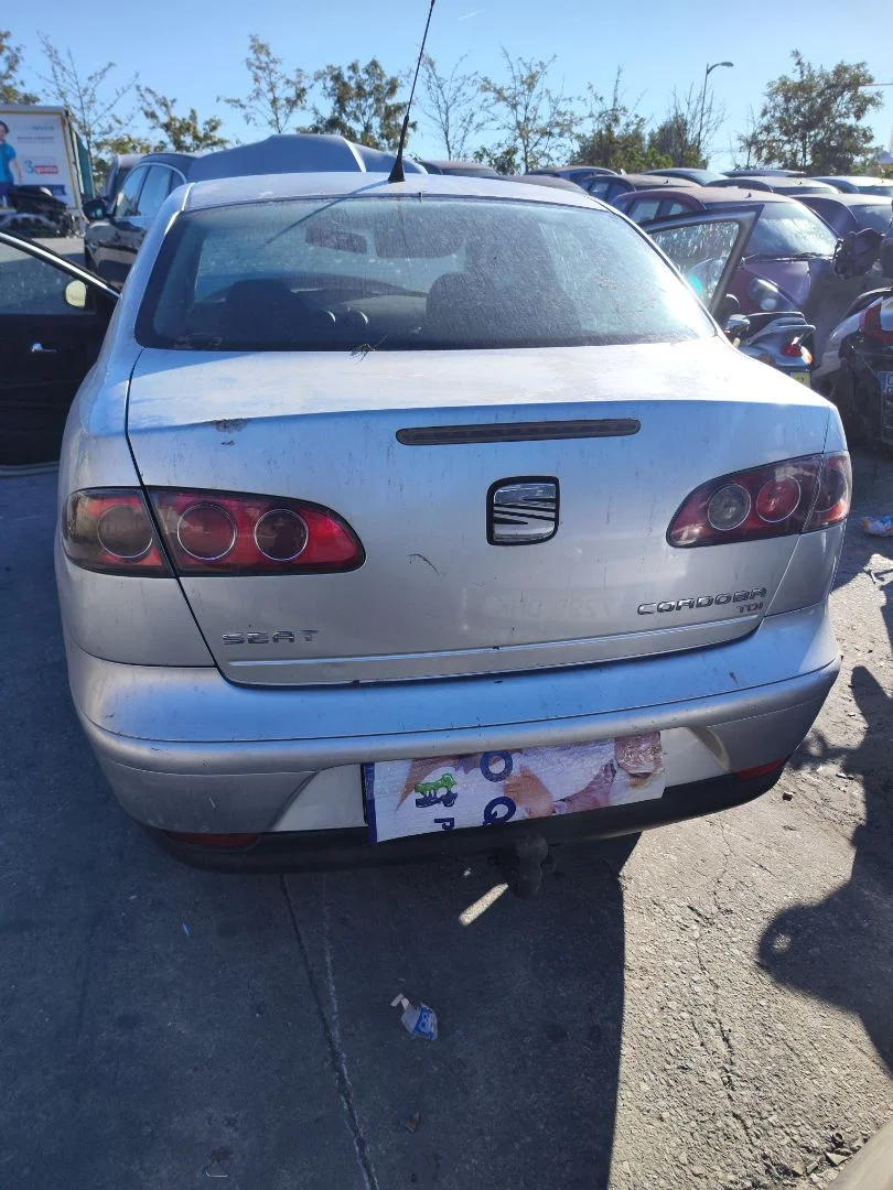 Foto de PORTON TRASERO SEAT CORDOBA BERLINA (6L2) 1.4 16V (75 CV / 55 KW) referencia 6L5827025B