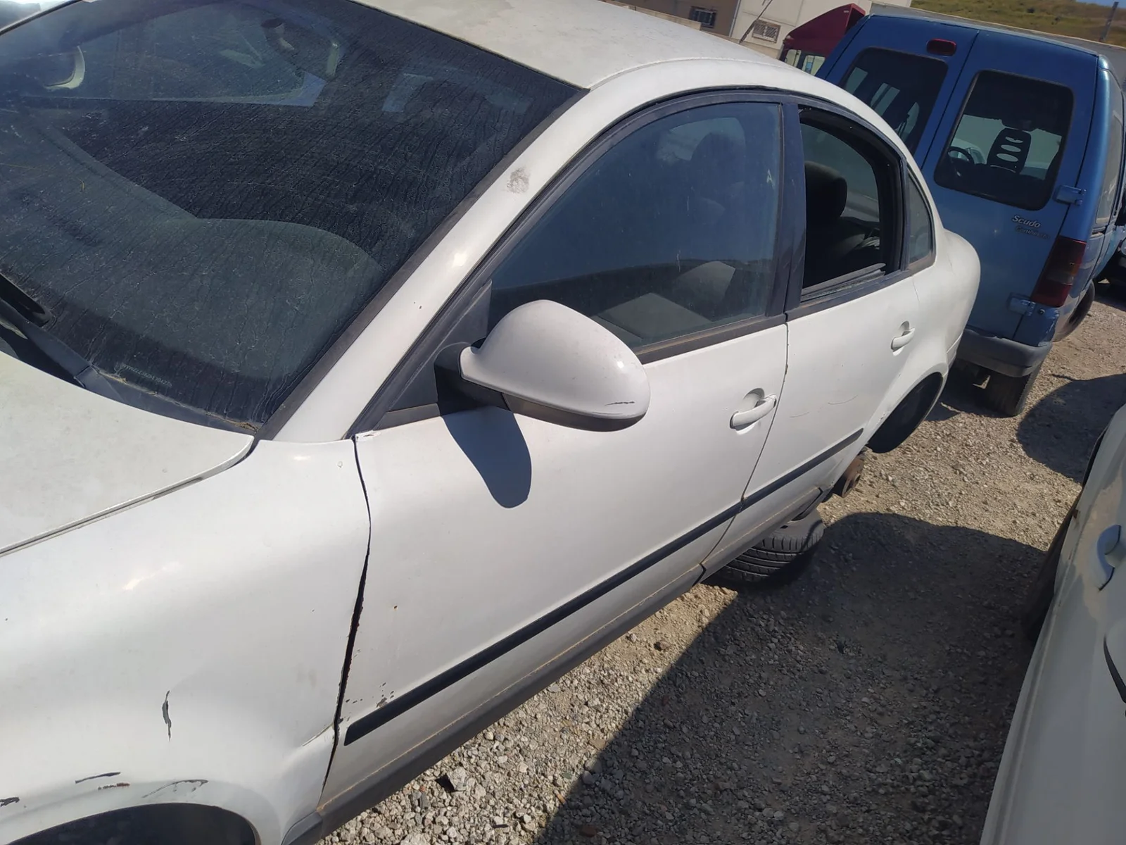 Foto de PUERTA DELANTERA IZQUIERDA VOLKSWAGEN PASSAT BERLINA (3B3) 1.9 TDI (131 CV / 96 KW) referencia 3B4831051BE