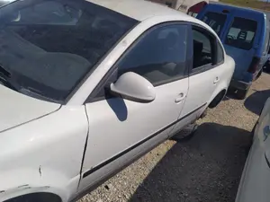 Foto de PUERTA DELANTERA IZQUIERDA VOLKSWAGEN PASSAT BERLINA (3B3) 1.9 TDI (131 CV / 96 KW) referencia 3B4831051BE