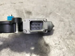 Foto de MOTOR ELEVALUNAS DELANTERO IZQUIERDO ALFA ROMEO GIULIETTA (191) 2.0 JTDM CAT (175 CV / 129 KW) referencia 5000884 foto 4