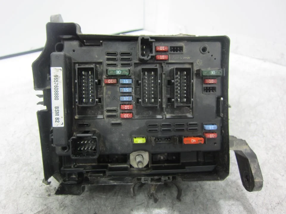 Foto de CAJA RELES / FUSIBLES PEUGEOT 206 + 1.1 (60 CV / 44 KW) referencia 9657608880