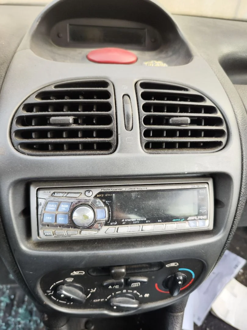 Foto de SISTEMA AUDIO / RADIO CD PEUGEOT 206 1.6 16V CAT (109 CV / 80 KW)