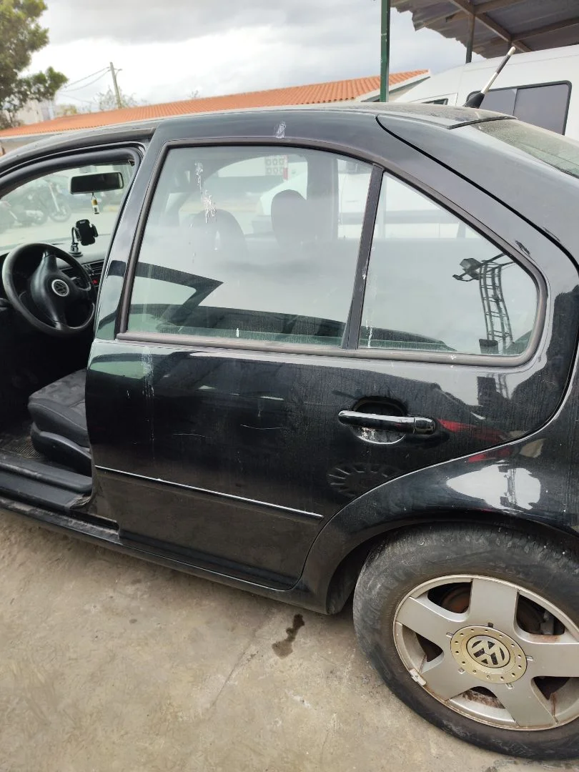 Foto de PUERTA TRASERA IZQUIERDA VOLKSWAGEN BORA BERLINA (1J2)(1998) 1.9 TDI (110 CV / 81 KW)