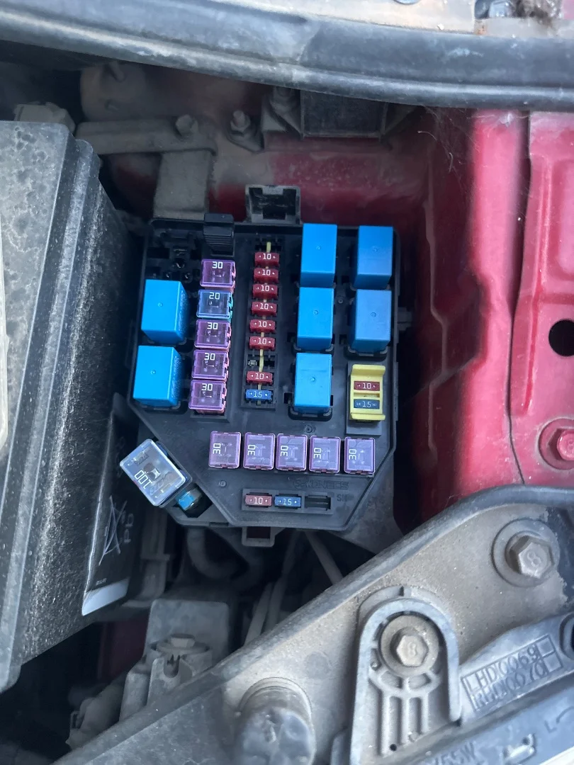 Foto de CAJA RELES / FUSIBLES KIA PICANTO (SA) 1.1 CAT (65 CV / 48 KW)