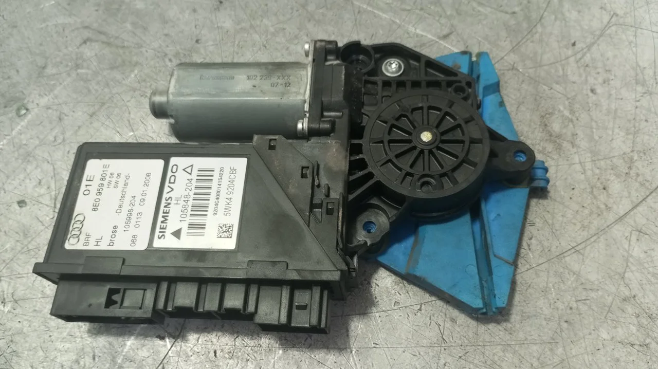 Foto de MOTOR ELEVALUNAS TRASERO IZQUIERDO AUDI A4 AVANT (8E) 3.0 V6 24V TDI (233 CV / 171 KW) referencia 8E0959801E