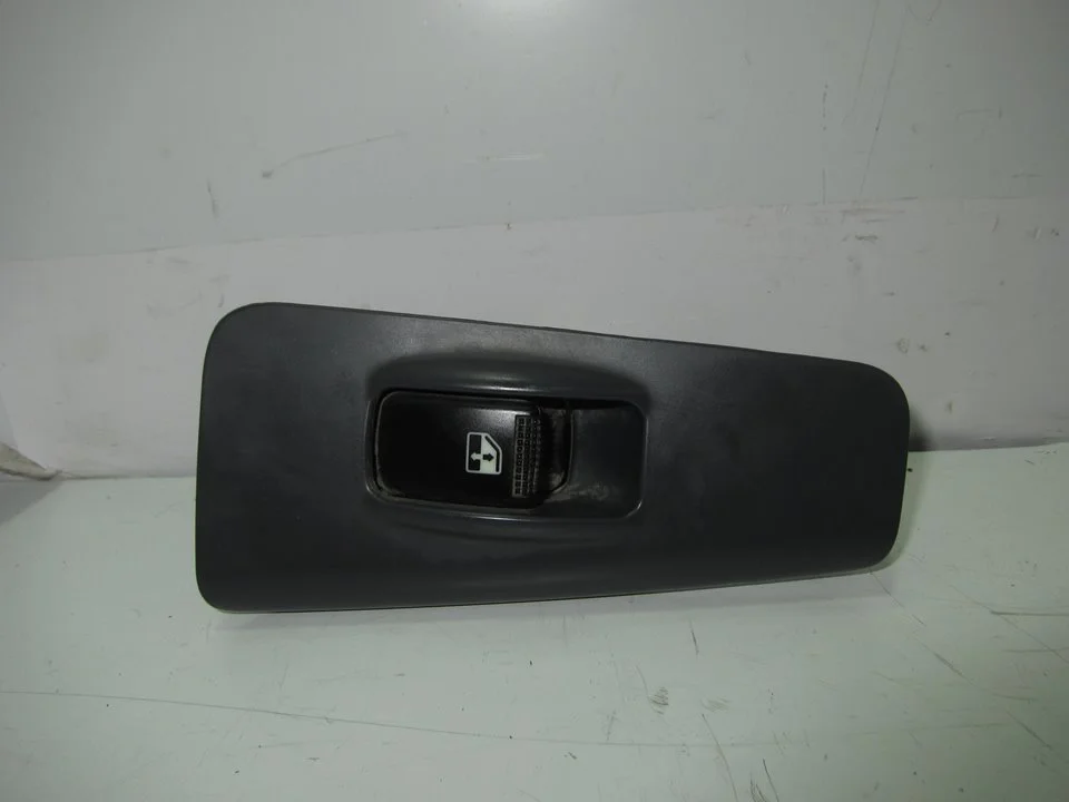 Foto de MANDO ELEVALUNAS TRASERO IZQUIERDO KIA CERATO (LD) 2.0 Turbodiesel CAT (113 CV / 83 KW) referencia 621W03620