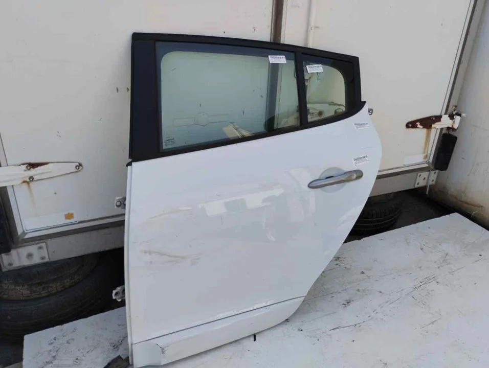 Foto de PUERTA TRASERA IZQUIERDA RENAULT MEGANE III BERLINA 5P 1.2 TCE (132 CV / 97 KW)