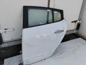Foto de PUERTA TRASERA IZQUIERDA RENAULT MEGANE III BERLINA 5P 1.2 TCE (132 CV / 97 KW)