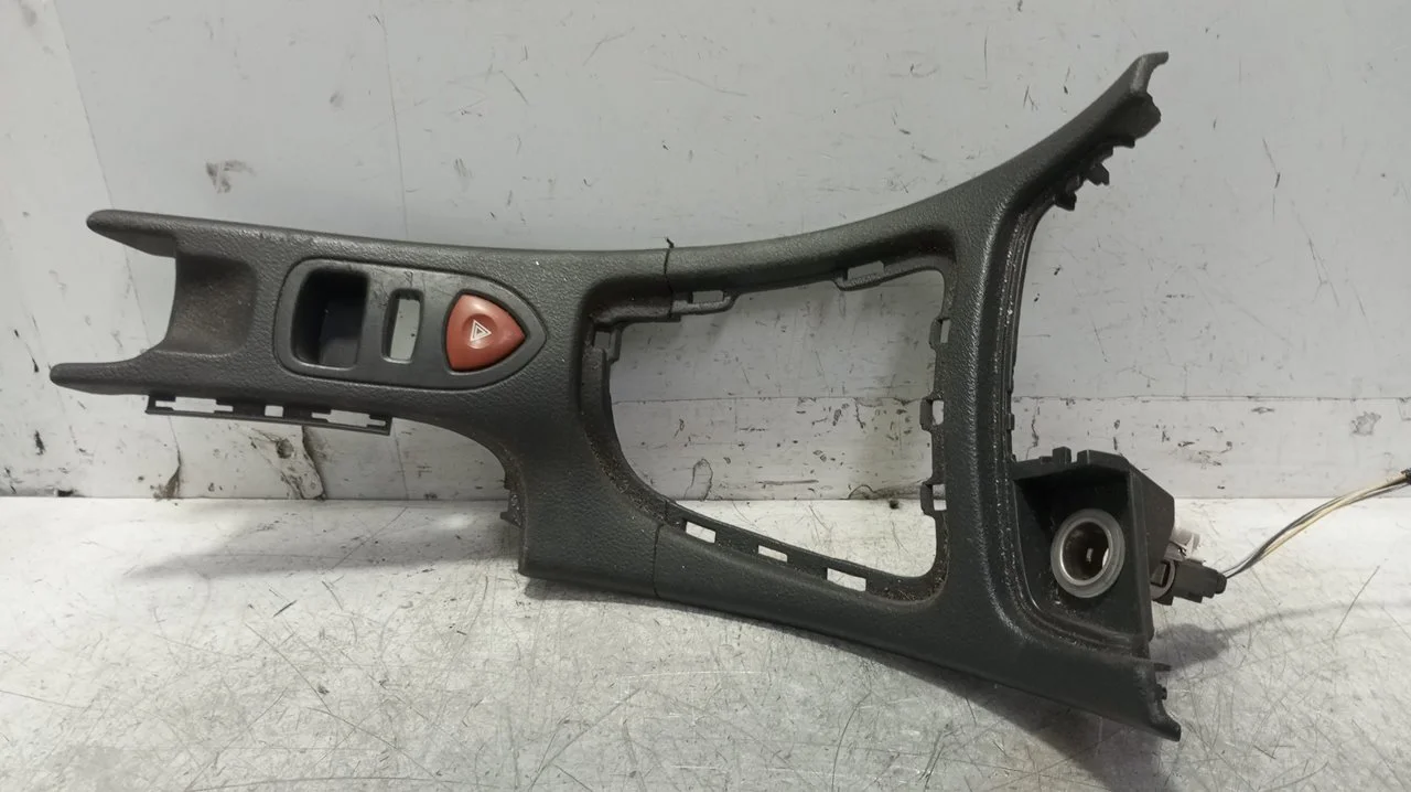 Foto de MOLDURA RENAULT LAGUNA II (BG0) 1.9 dCi Diesel FAP CAT (110 CV / 81 KW) referencia 8200025900