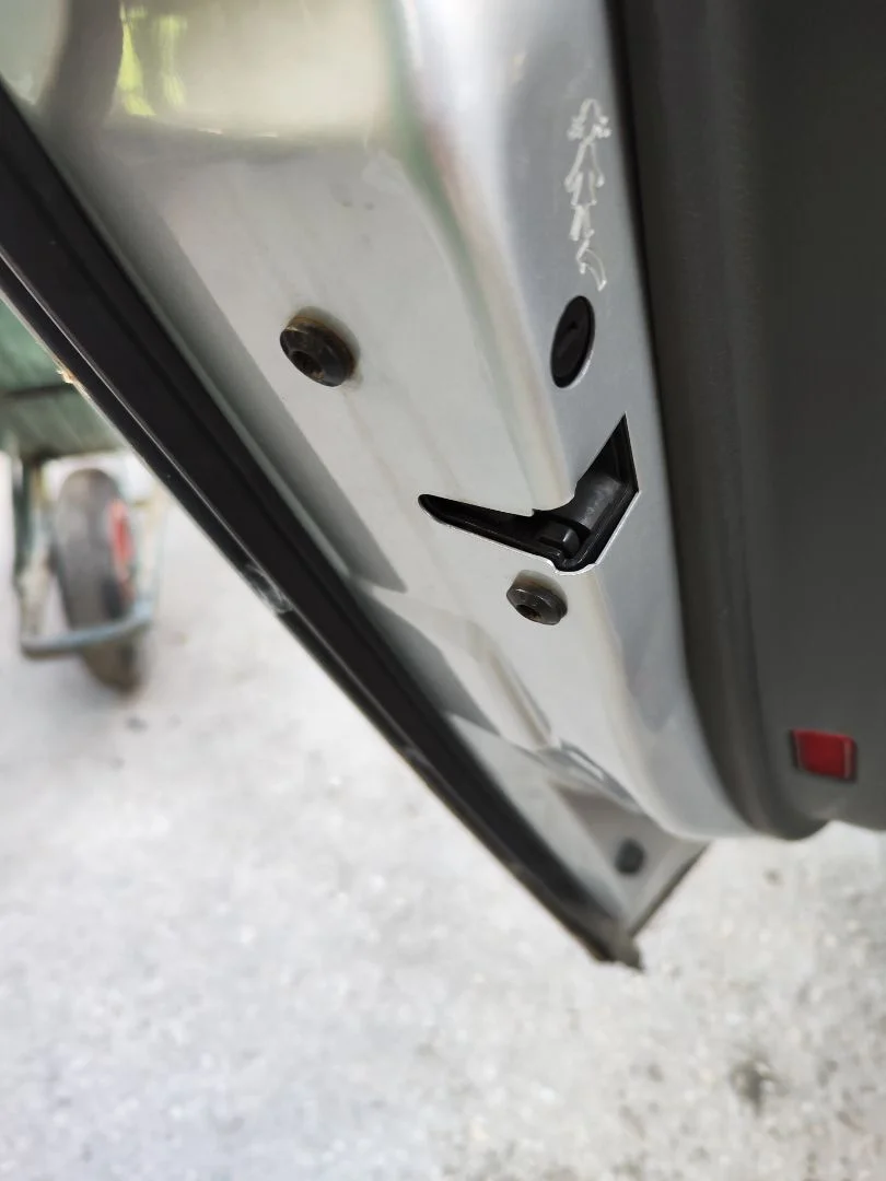 Foto de CERRADURA PUERTA TRASERA IZQUIERDA AUDI A6 BERLINA (4B2) 2.5 V6 24V TDI (150 CV / 110 KW)