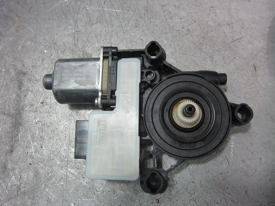 Foto de MOTOR ELEVALUNAS TRASERO DERECHO VOLKSWAGEN POLO VI (AW1)(08.2017) 1.0 (65 CV / 48 KW) referencia E850202014