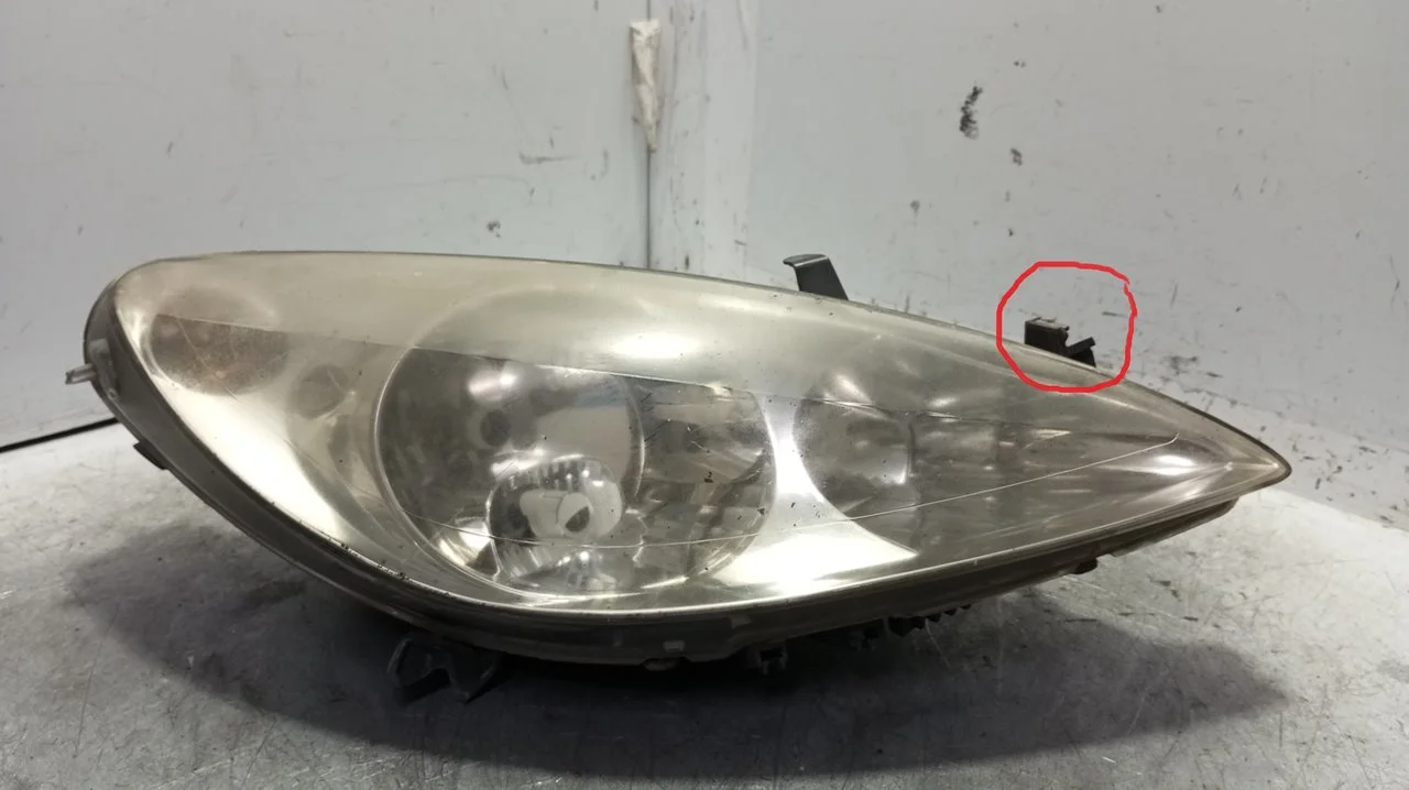 Foto de FARO DERECHO PEUGEOT 307 BREAK / SW (S1)(04.2002) 2.0 HDi CAT (90 CV / 66 KW) referencia 9641615680