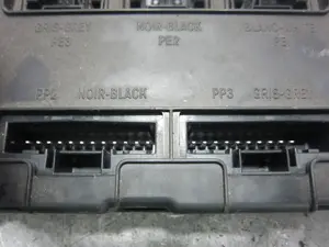 Foto de CAJA RELES / FUSIBLES RENAULT MEGANE II BERLINA 3P 1.9 dCi Diesel (120 CV / 88 KW) referencia 8200351183 foto 4