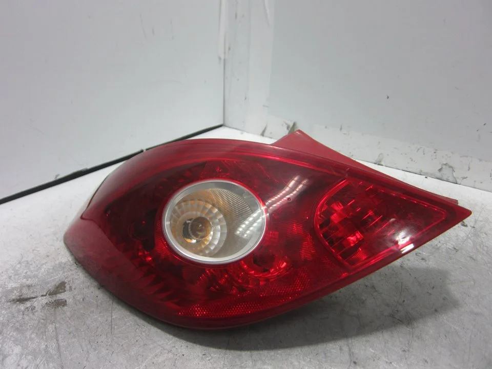 Foto de PILOTO TRASERO IZQUIERDO OPEL CORSA D 1.4 16V (90 CV / 66 KW) referencia 89038960A