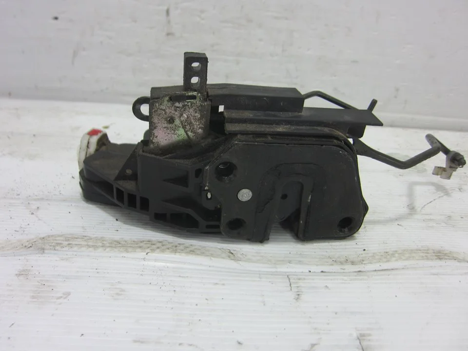 Foto de CERRADURA PUERTA TRASERA IZQUIERDA HYUNDAI MATRIX (FC) 1.6 CAT (103 CV / 76 KW) referencia 81410-17101