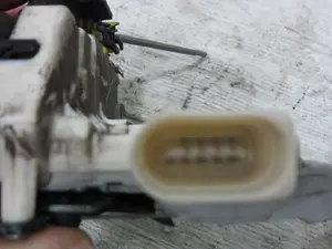 Foto de CERRADURA PUERTA TRASERA DERECHA AUDI A6 BERLINA (4F2) 4.2 V8 40V (335 CV / 246 KW) referencia 4F0839016 foto 4