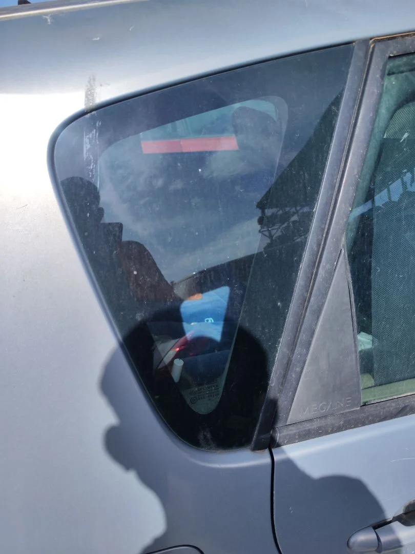 Foto de LUNA CUSTODIA TRASERA DERECHA RENAULT SCENIC II 1.5 dCi Diesel (101 CV / 74 KW)