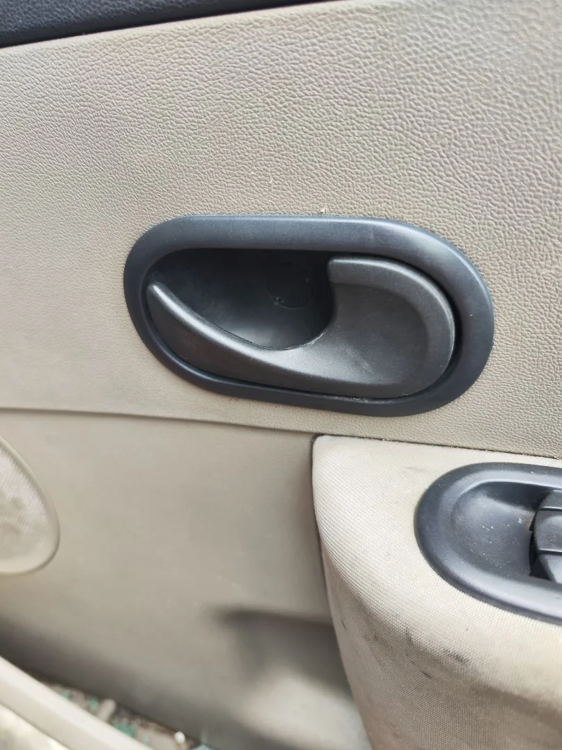 Foto de MANETA INTERIOR DELANTERA DERECHA RENAULT CLIO III 1.5 dCi Diesel CAT (86 CV / 63 KW)
